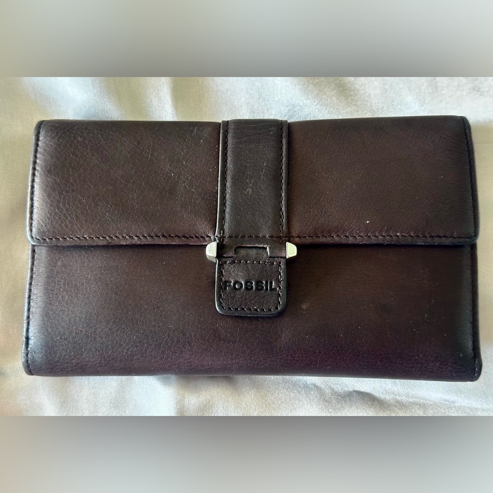 Fossil Dark Brown Leather Tri-fold Wallet w/checkbook cover. Preowned Clean
